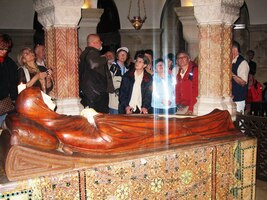 V kryptě chrámu je hrob Panny Marie