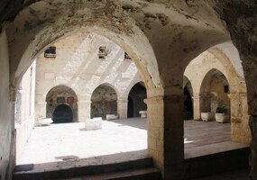 a samo nádvoří s ambity