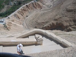 Sestup dolů je strmý až krkolomný
