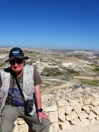 Ve svahu za mými zády objevili nedávno i jeho hrobku