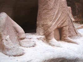 A zde z původního sousoší zůstaly jen nohy beduína a velblouda