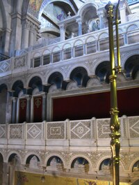 A pak vejdete do středobodu monoteistických církví celého světa