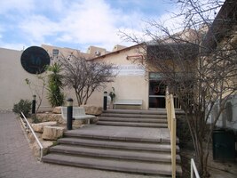 a pak se šli podívat do místní mini.ZOO