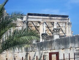 a tady ruiny stejně staré synagogy