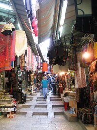 Den poznání končí průchodem židovským tržištěm