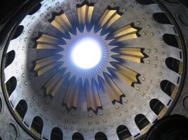 až pod klenbbu nad Božím hrobem