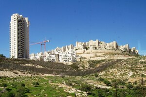 Předměstí Jerusalema zabíhá až do pouště