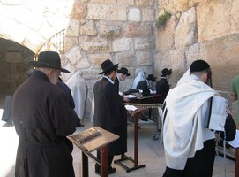 Jsme v židovské čtvrti u Zdi nářků