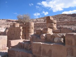 Je víceúrovňový a co do celkového půdorysu kompletní