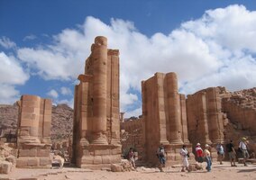 které končí touto vznosnou branou