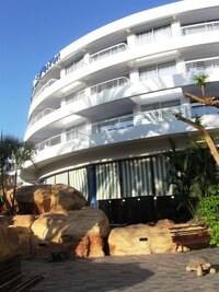 a zde jeden nenápadný hotel