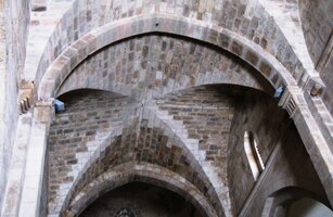 a hned vedle křižácký kostel sv.Anny,