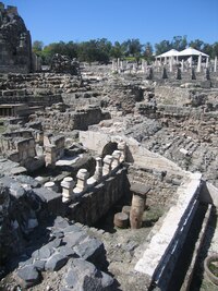 Toto je divadelní zázemí s šatnami, bufety a