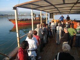 Zpívalo se, tancovalo a potkali jsme i sesterskou loď