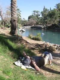 a pak zmožen usnul ve stínu