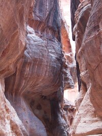 s hroby a hrobkami, nádvořími, paláci a chrámy