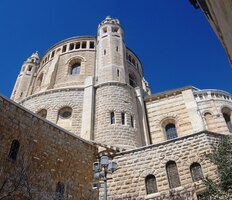 Stojí před velkolepým chrámem Zesnutí P.Marie