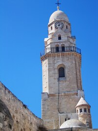 Minarety zde židé a křesťané tolerují a vnímají jako součást chrámů