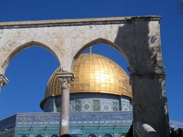 a za nimi se třpytí kupole s 80 kg ryzího zlata