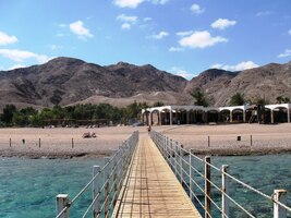 Hned od břehu se zvedají Sinajské hory