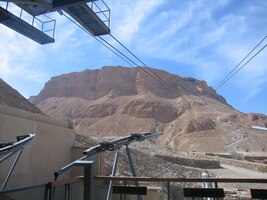 Tento skalní masiv se týčí 400 m nad Mrtvým mořem