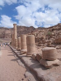 a začíná tu římské korzo - cardo,