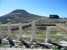 Na vršku vzadu je pak Herodeión - pevnost