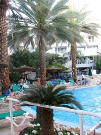 A toto je síť bazénů uvnitř hotelového komplexu