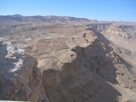 Vrch je chráněn okolními skalními roklemi