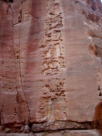 Původní skalní reliéfy už omšely,