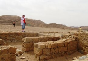 se zřetelnými oddíly pro lidi a zvířata