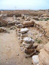 Byla tu pevnost, chrámy, paláce a velké cisterny na vodu