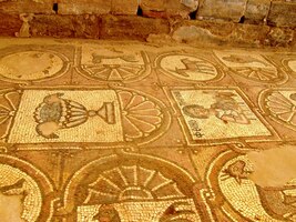 včetně podlahové mozaiky chrámu,