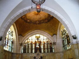 a zde jeho prostý, ale působivý interiér