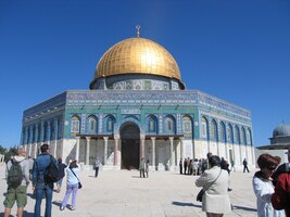 Skalní dóm - mešita Kubbet as Sachra - "Zlatý střed města"