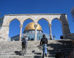 Návrší je lemováno schodišti s "propylájemi"