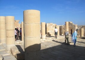 a sloupovím jejich lodí