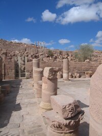 Rozkládá se na jednom z místních kopců