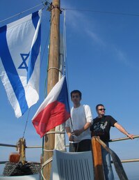 Plavba začala vztyčením vlajek a hymnami