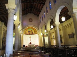 Nalézá se na druhé straně nádvoří,