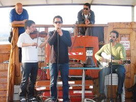 a ukázalo se, že je to současně i hudební skupina