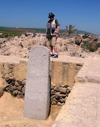 To je ten vepředu na obelisku