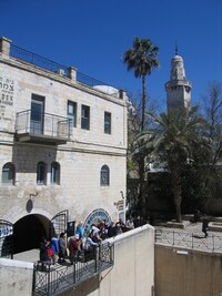 V pozadí další "truc-minaret" v opozici chrámu Zesnutí Panny Marie