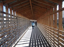 a průchod koridorem security area