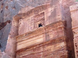 Královské hrobky ční až do výše 60 m