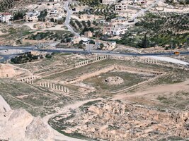 Jeho velikášství je zřejmé i z ptačího pohledu na jeho sídlo