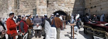 a Židé tu truchlí - pro ztracený chrám a Schránu úmluvy