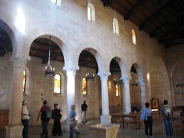 Zde je interiér kostela Rozmnožení chleba a ryb,