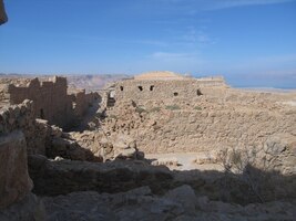 a lanovkou tu vyjedete k rozlehlé pevnosti na jeho temeni