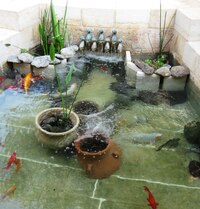 Na rajském dvoře kláštera je tato kašna se zlatými rybkami,